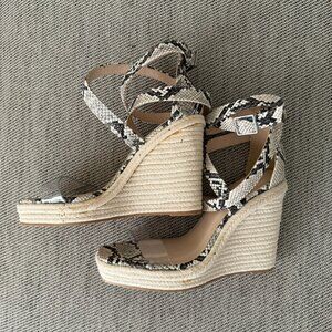 Qupid Women’s Snakeskin Wedge Sandals – Size 7